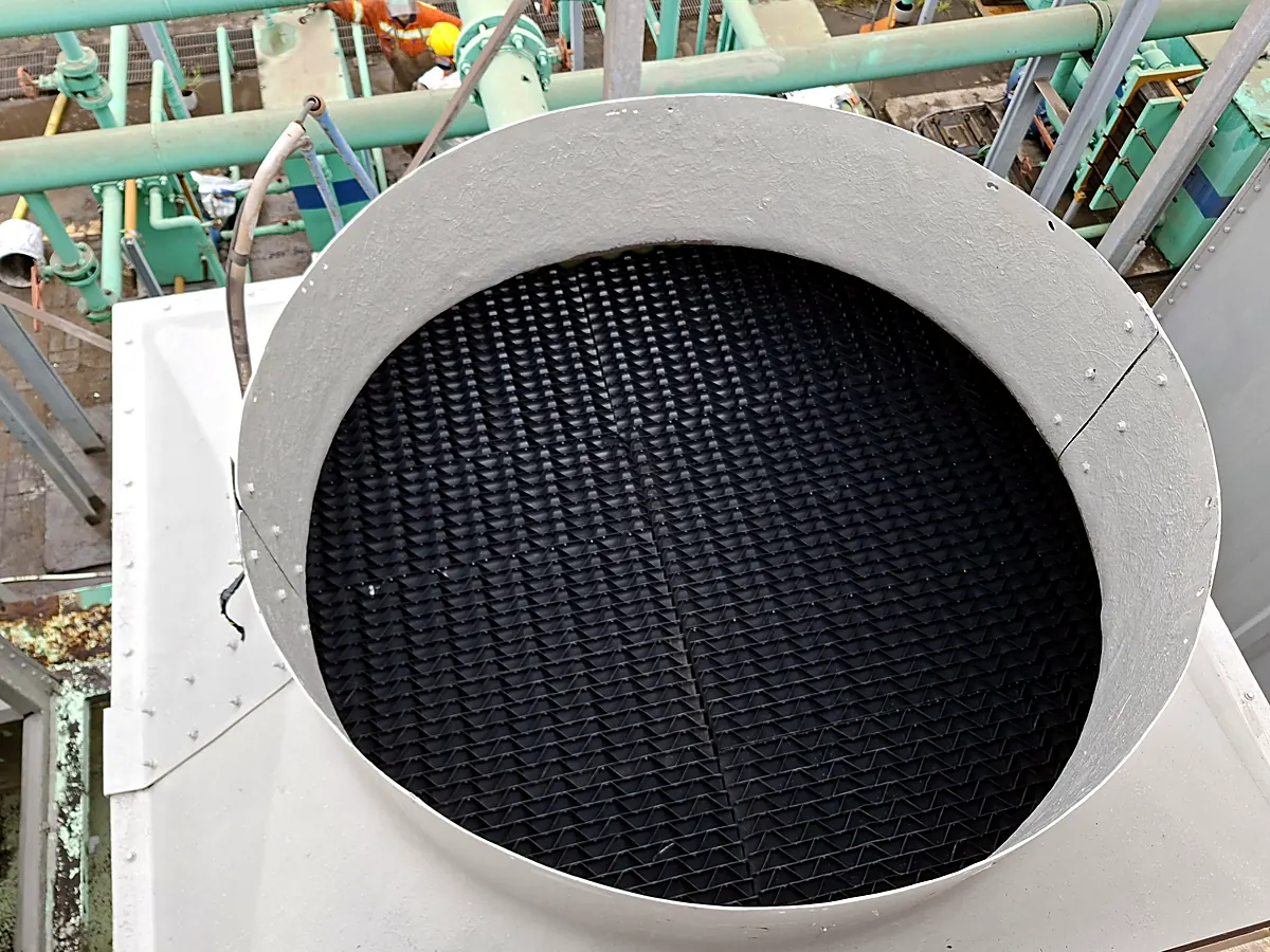 Eliminadores de gota instalados bajo el ventilador