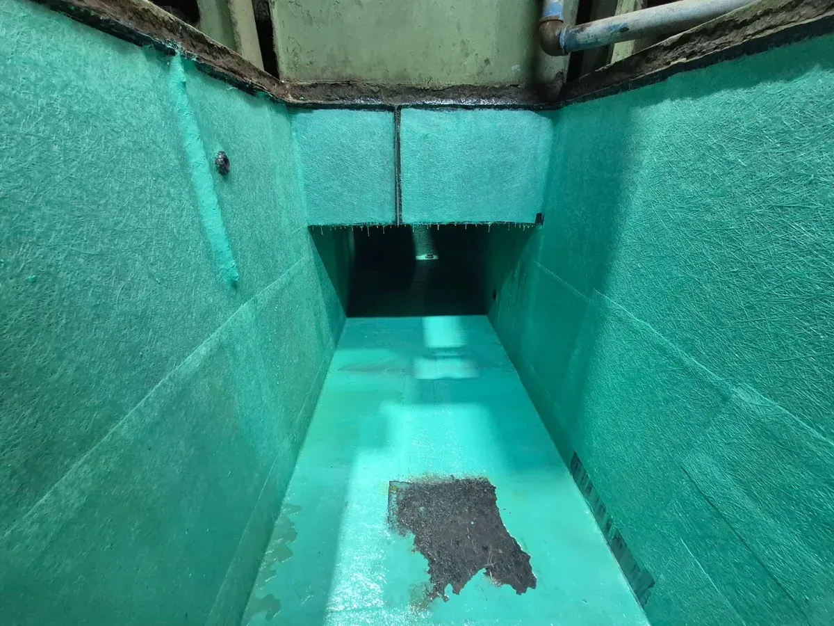 Laminado de fibra de vidrio en la piscina