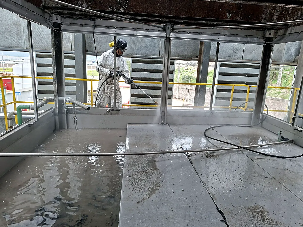 Lavado de la piscina y la estructura